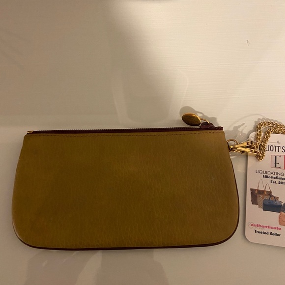 GUC Cartier wristlet in gold leather with gold-tone chain. - Picture 4 of 8